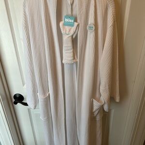 NWT Bliss Bright White 42” Spa Robe with Headband